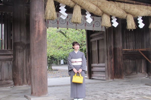 Would you like to wear a beautiful Kimono and walk around Mishima Taisha Shrine?